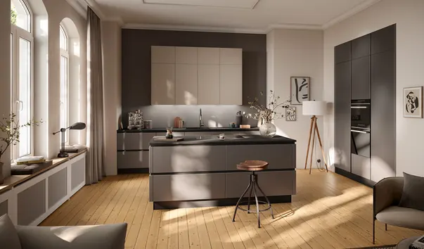 Cuisine gris pierre à façades brillantes