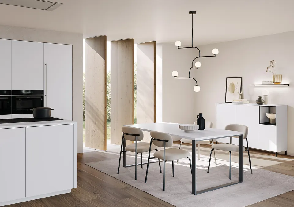 Cuisine blanche prolongée par une table à manger